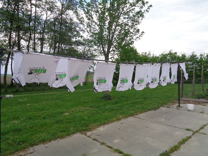 De t-shirts hangen te drogen, de laatste dingen worden weer opgeruimd en we gaan.....even uitrusten 😉